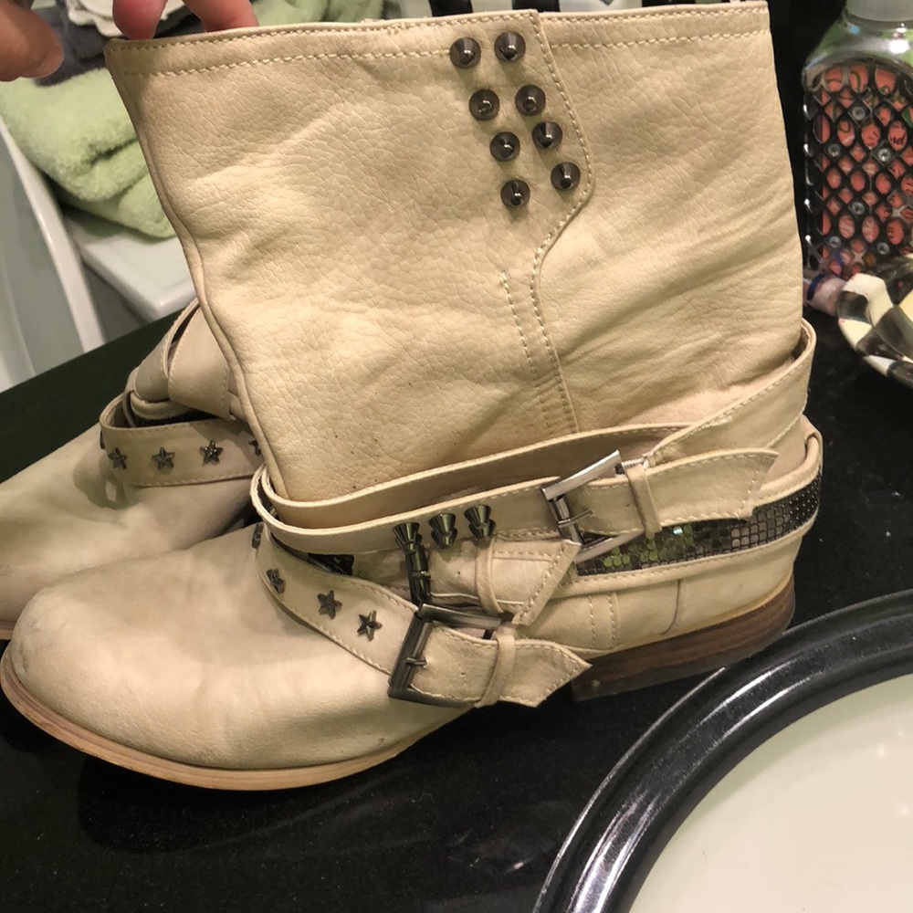 Boots from buckle
